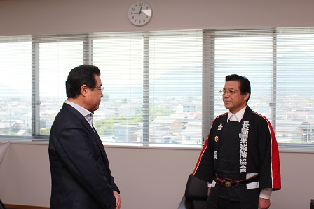 窓から千曲市の町が見える室内で武井さんと市長が向かい合ってお話している写真