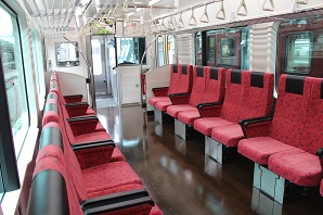 電車の中の赤い座席を撮影した写真