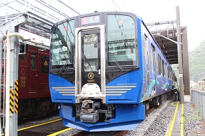 しなの鉄道の路線と電車を前方から撮影した写真