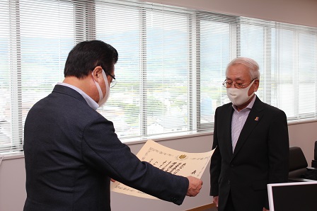 市長から表彰状が手渡される瞬間の写真
