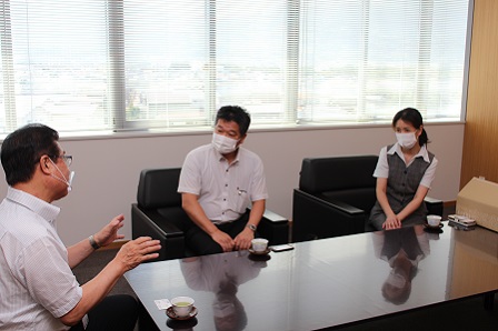 マスクをつけた市長と代表取締役ら2名が座ってお話している写真