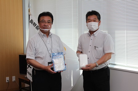 代表取締役社長と市長がマスクを手に持ち、カメラに向けて立っている写真