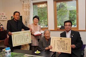 表彰状を受け取った田中春野さんとご家族の写真