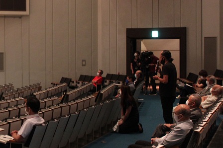 ホールで座って長瀬さんのお話を聞いている参加者たちの写真