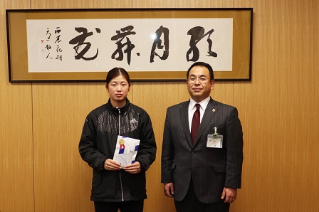 笠井さんが市長と並んで記念撮影をしている写真