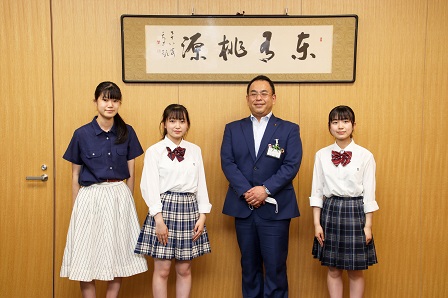 3名の女子生徒と市長が並んで記念撮影をしている写真