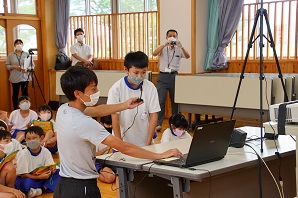 パソコンのモニターを眺めながら授業を進める生徒たちの写真