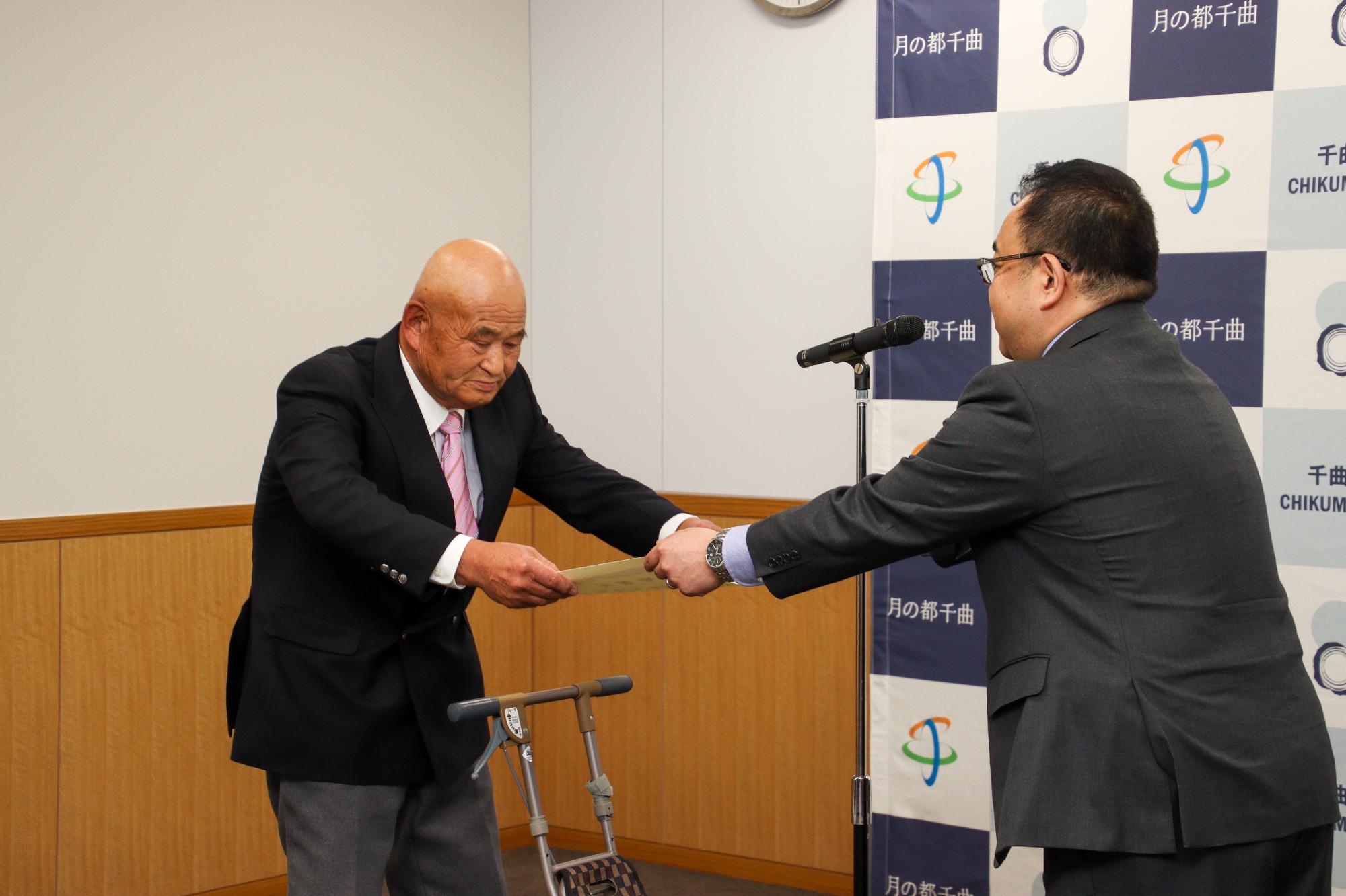 小川修一市長から感謝状を受け取る松林孝二郎さん