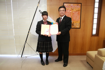 市長と柳町さんが並んで記念撮影をしている写真