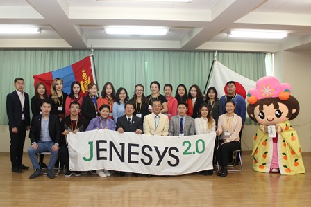 モンゴルと日本の国旗を飾り、ゆるキャラと一緒に記念撮影をする学生のみなさんの写真