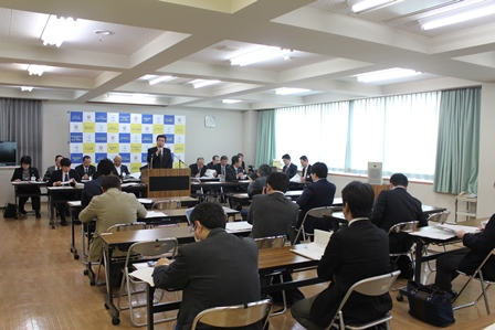 記者会見が行われている会場の全景写真