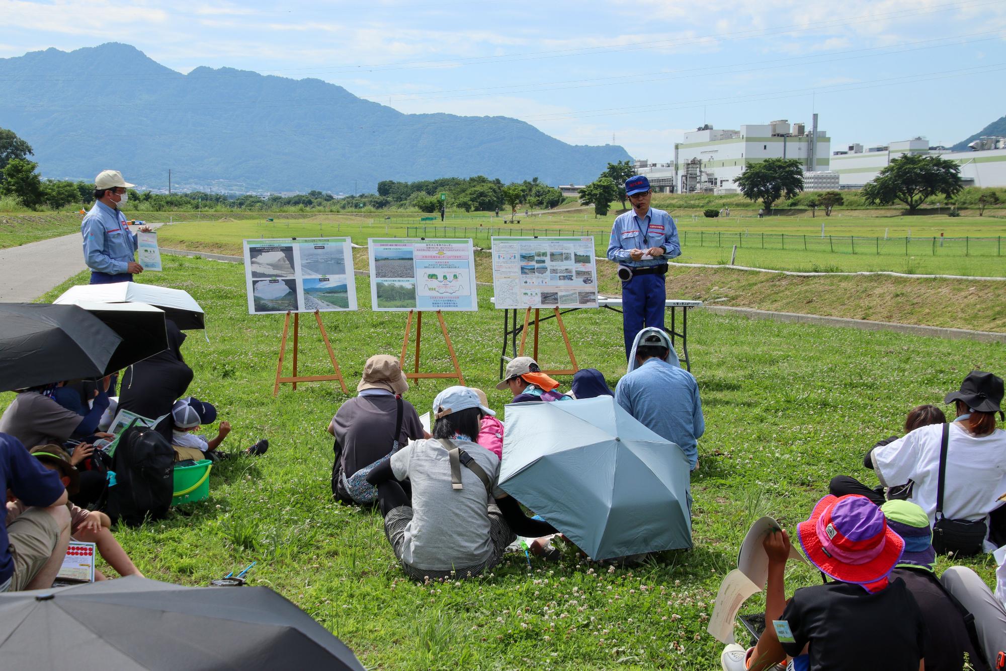 千曲川の砂礫河原について講義を行なう千曲川河川事務所の職員