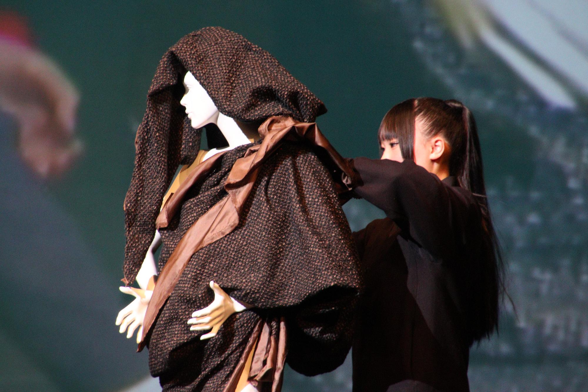 ピンワークを披露するファッションデザインコースの生徒