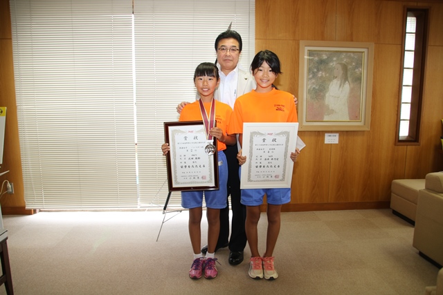 市長と表彰状を持った武田さん、湯井さんが並んで記念撮影をしている写真