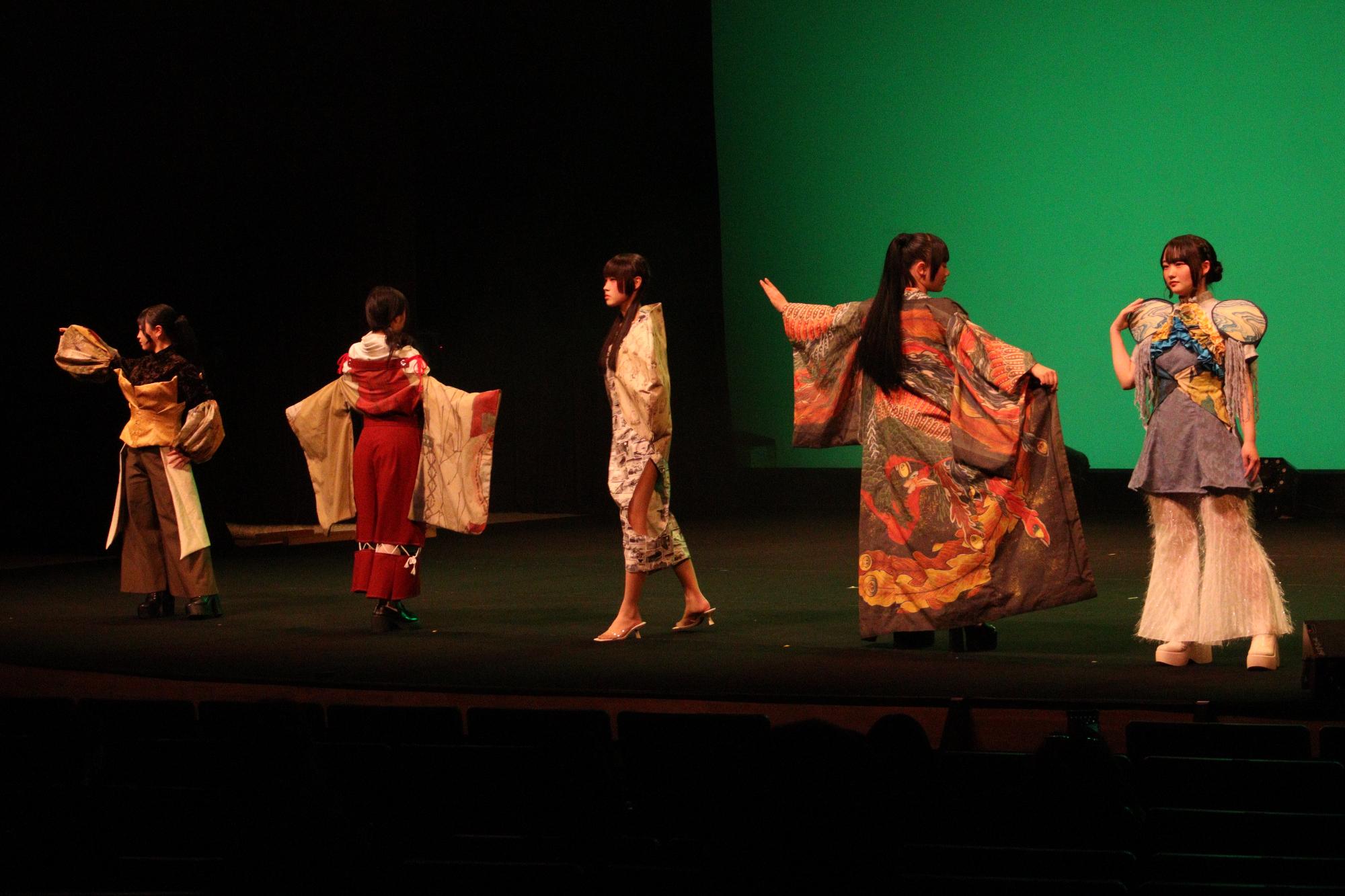 葛飾北斎をイメージし、制作した作品を披露するファッションデザインコースの生徒たち