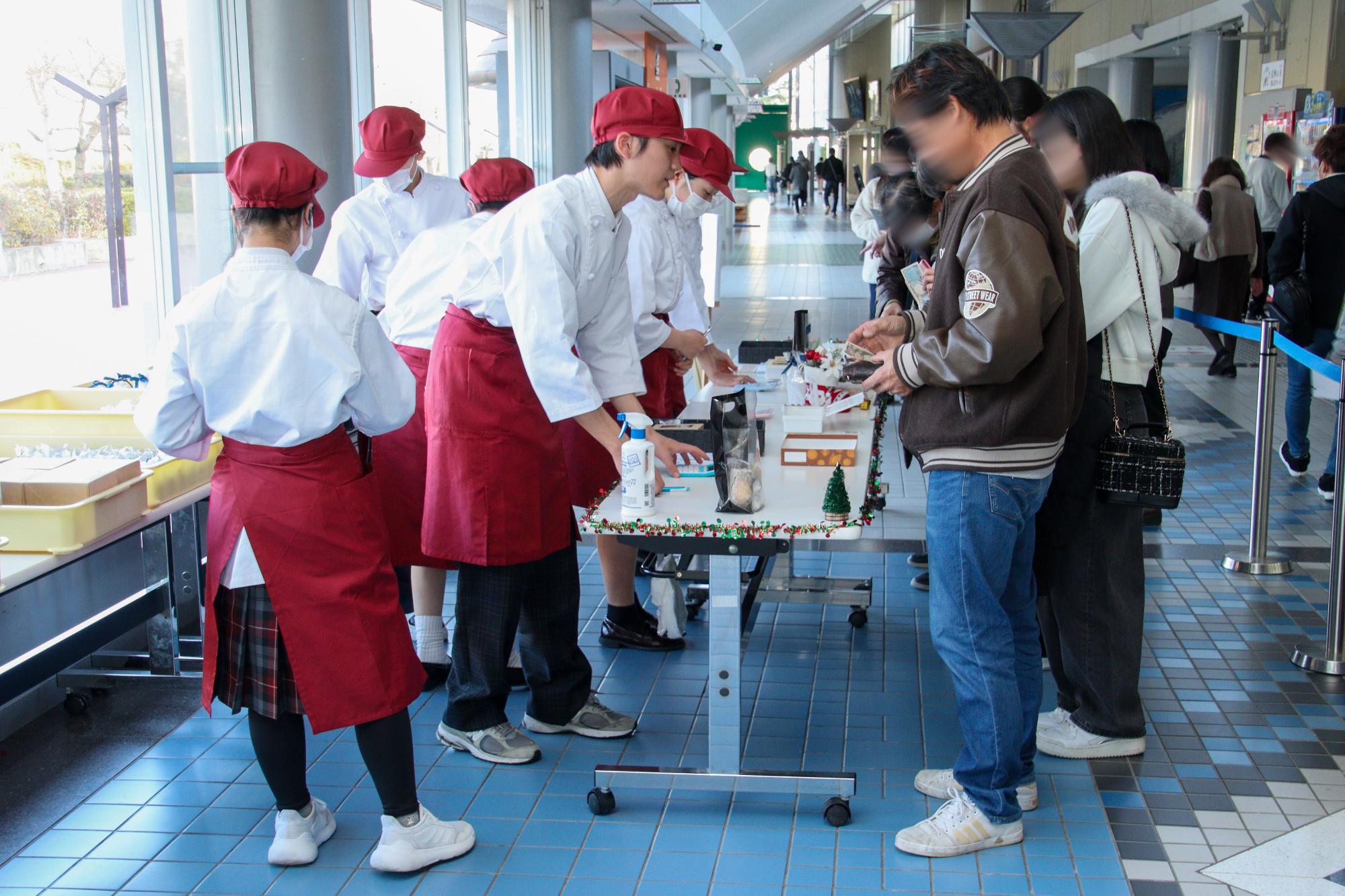 発表会終了後に自分たちで作ったお菓子を販売するフードデザインコースの生徒たち