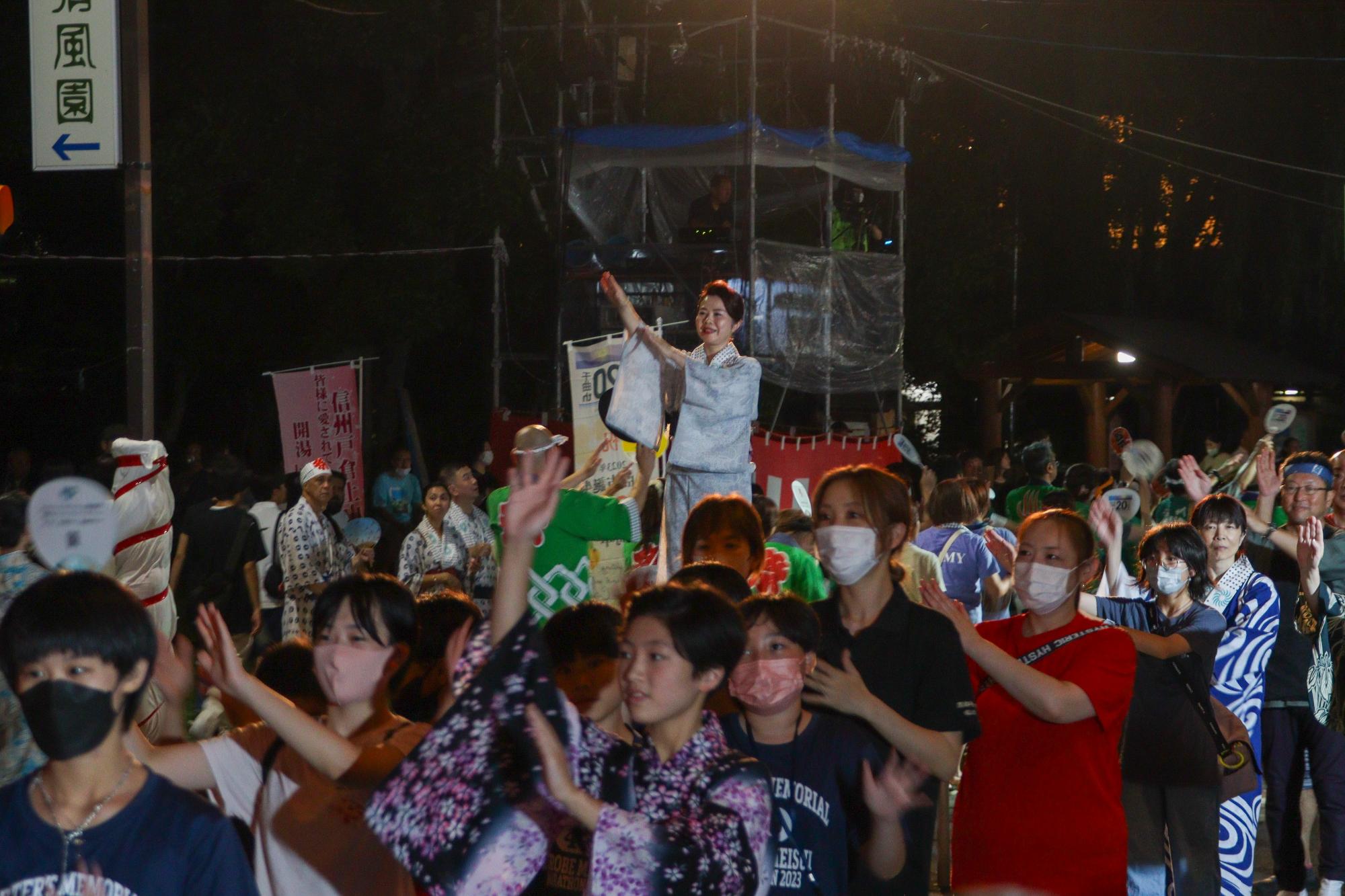 戸倉上山田温泉夏祭り民謡流しの様子