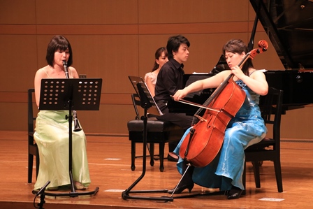 ステージ上で楽器の演奏をしている宮本さん、後藤さん、白井さんの写真