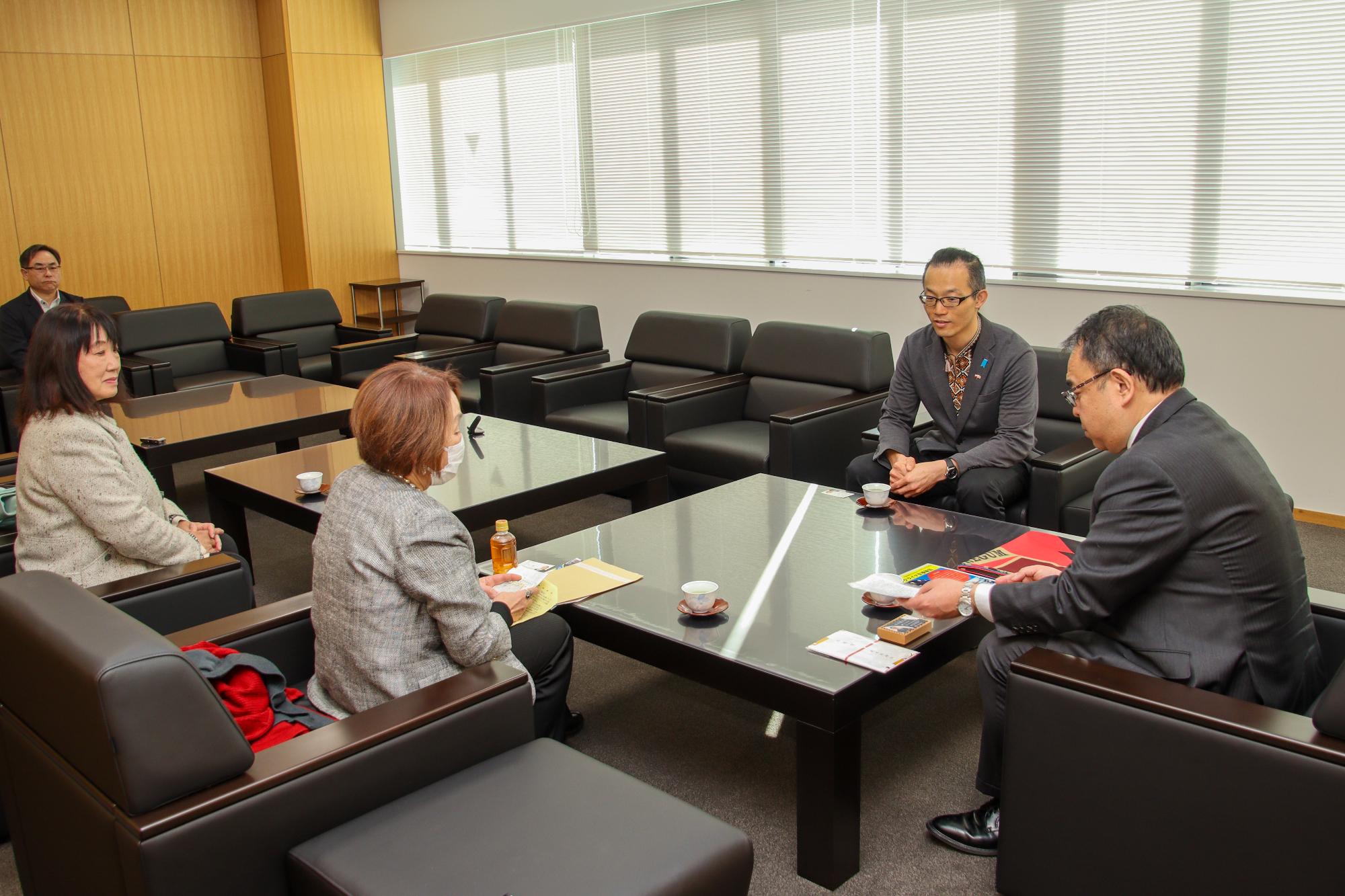 小川市長にウクライナから持ってきた品々を見せている坂本さんたち