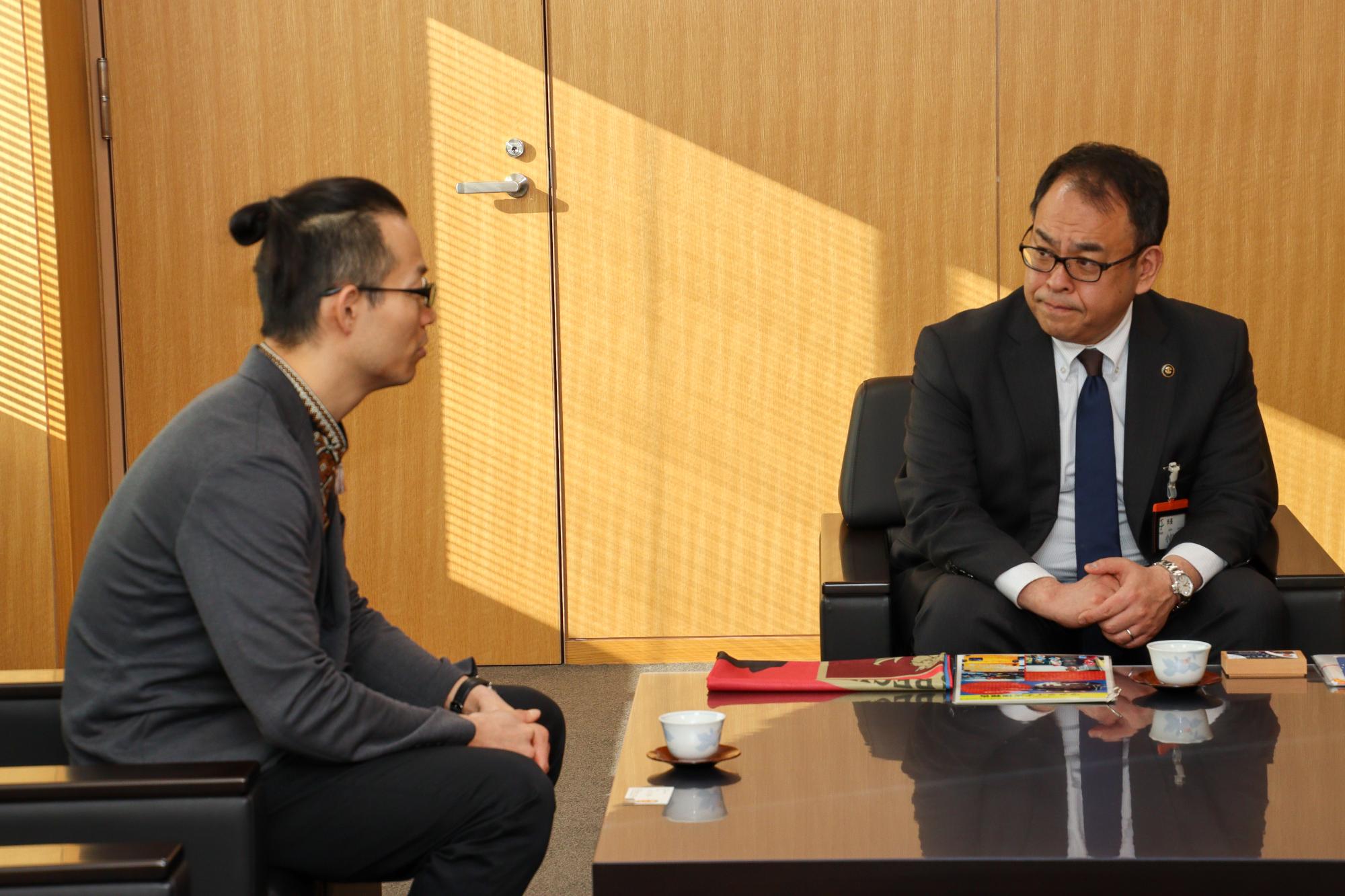 ウクライナの現状やポーランドでの生活を小川市長（右）に話す坂本さん（左）