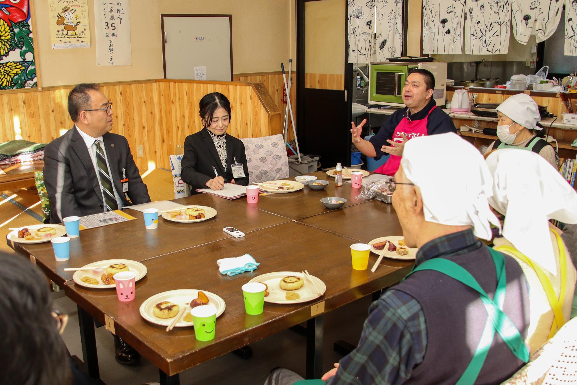 かみとくま食堂代表瀬在（せざい）さんが団体の活動内容を話している様子