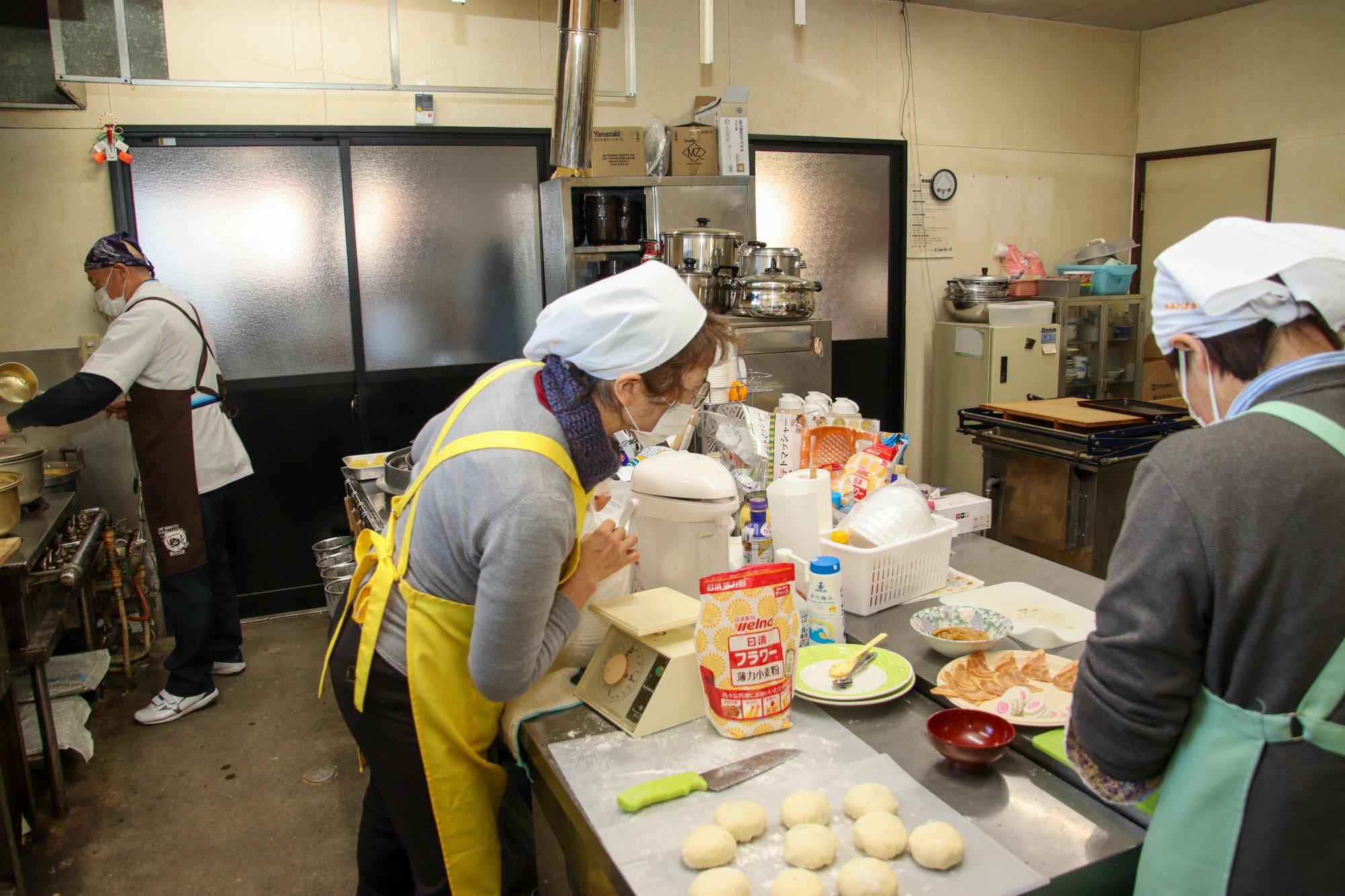 子ども食堂に訪れる子ども達のために食事を準備しているかみとくま食堂の皆さんの様子