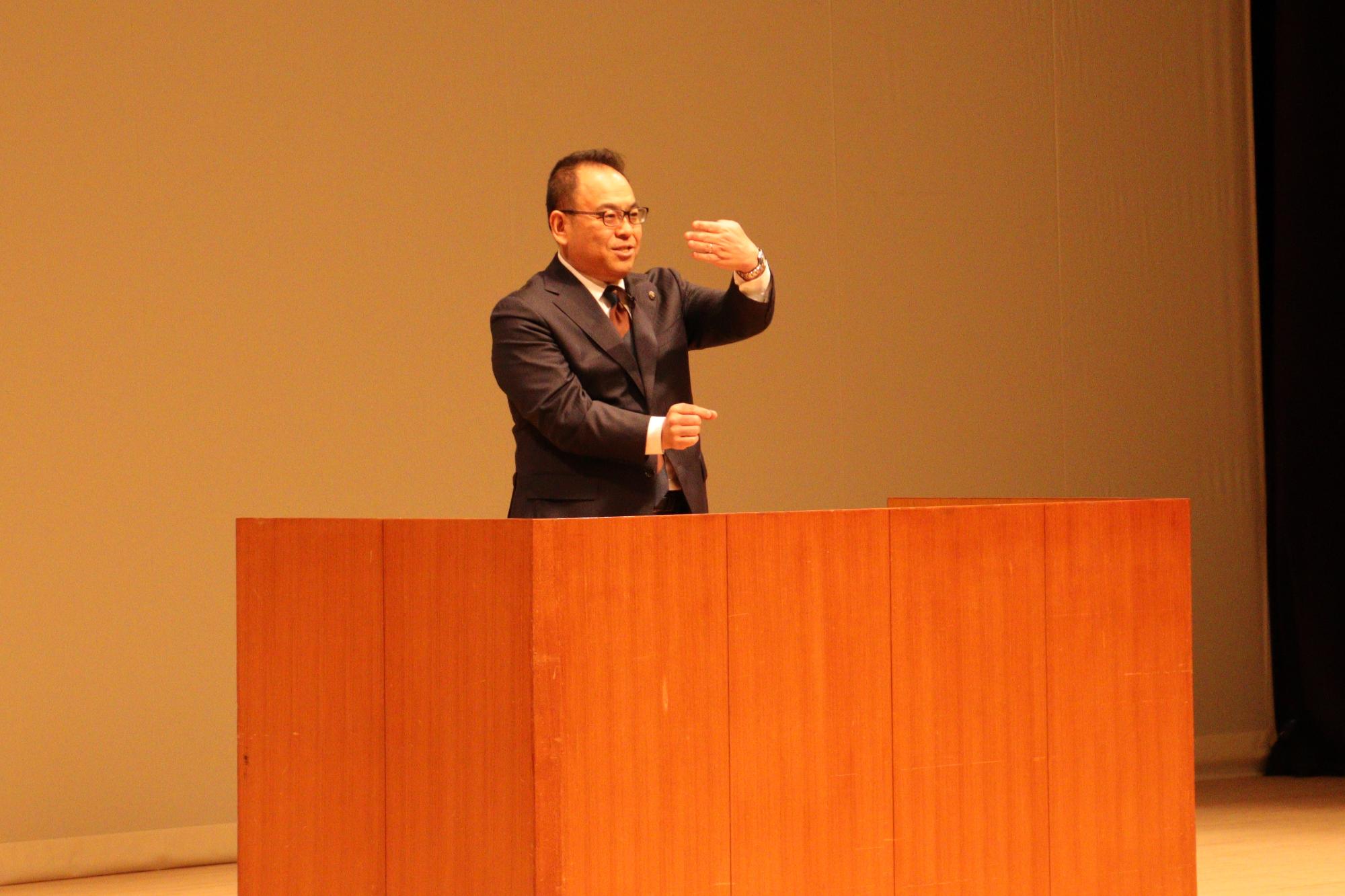 手話を使って挨拶をする小川修一市長