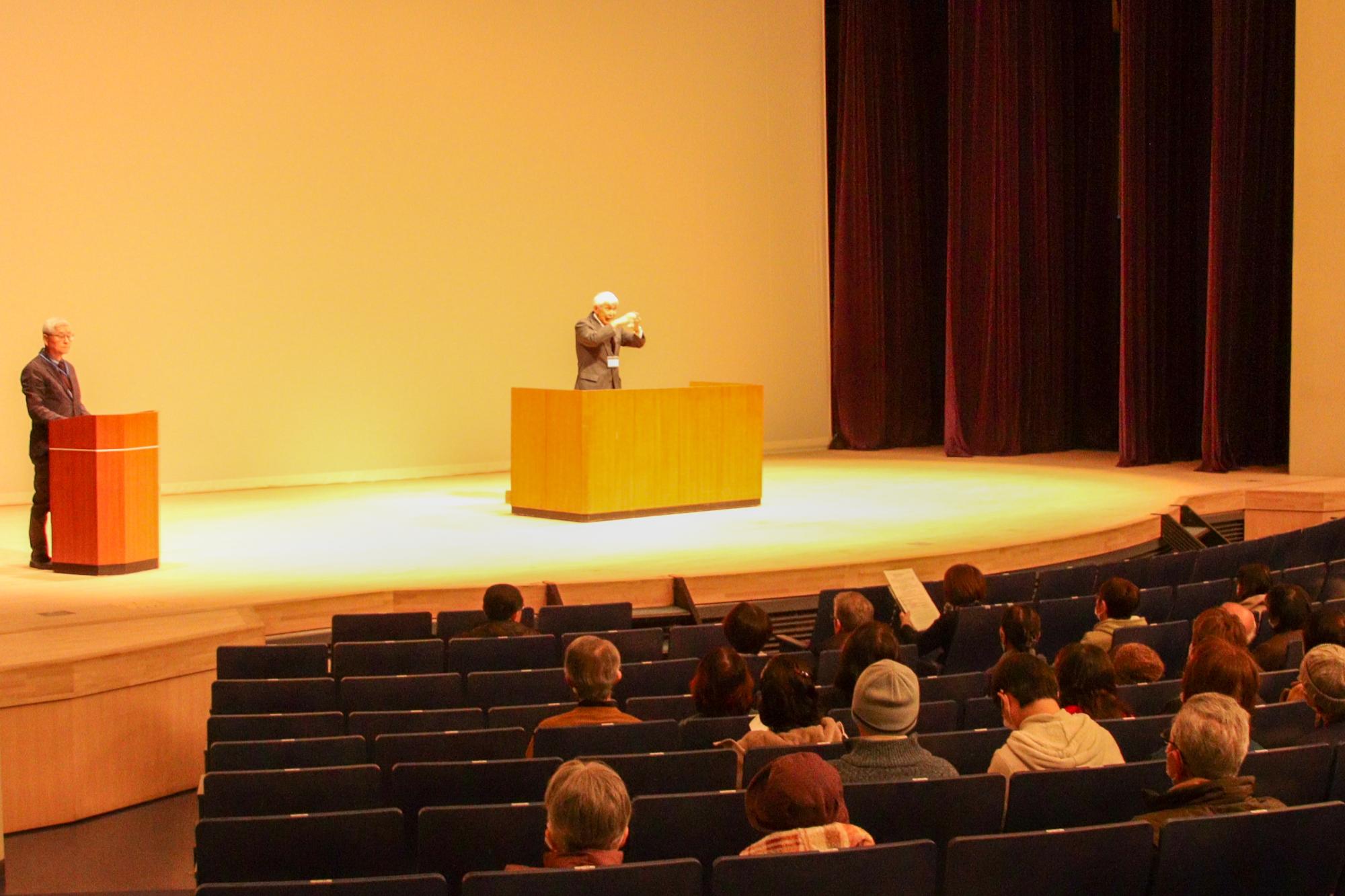 観客の前で手話であいさつをする中村実行委員長