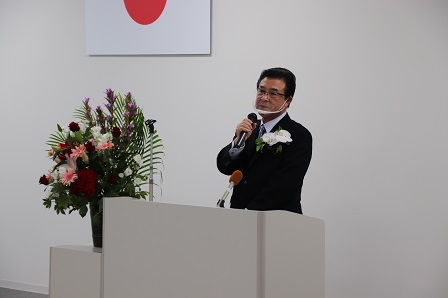 退任式でマイクを手に持ち挨拶を述べる岡田市長の写真