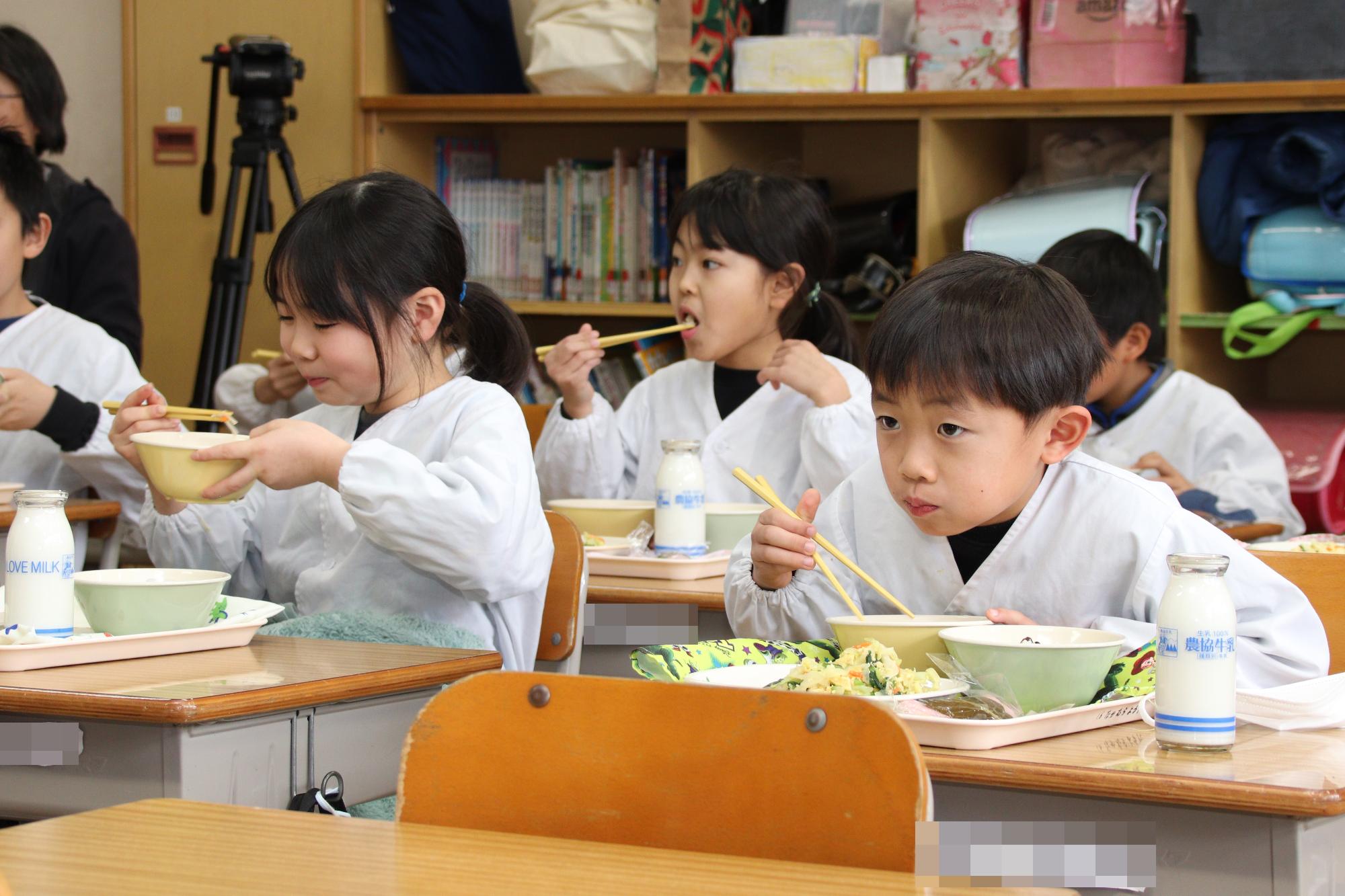 ひなまつり献立を食べる更級小学校の児童
