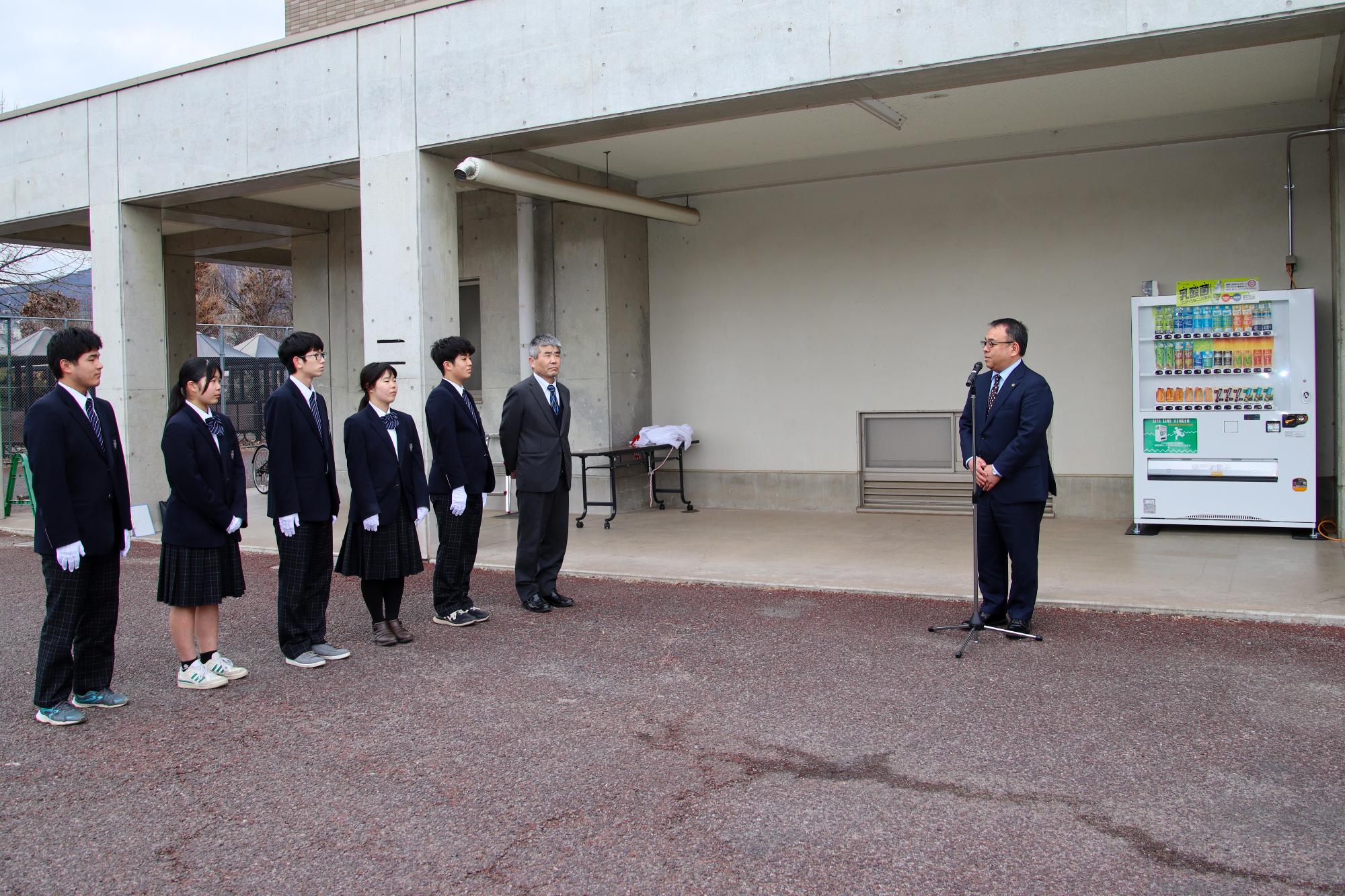 屋代中学校生徒5人と柳澤校長先生に向けあいさつする小川市長