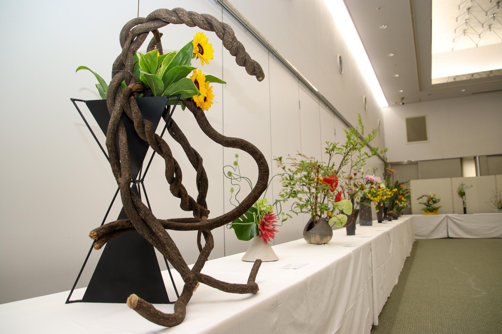 市総合芸術祭に出展された「生け花」の作品の数々