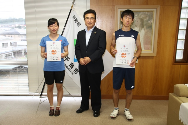 市長と尾崎さん、矢島さんが笑顔で並んで記念撮影をしている写真