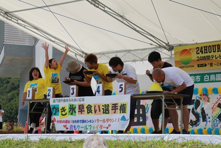 ステージでかき氷早食い選手権が催されている写真