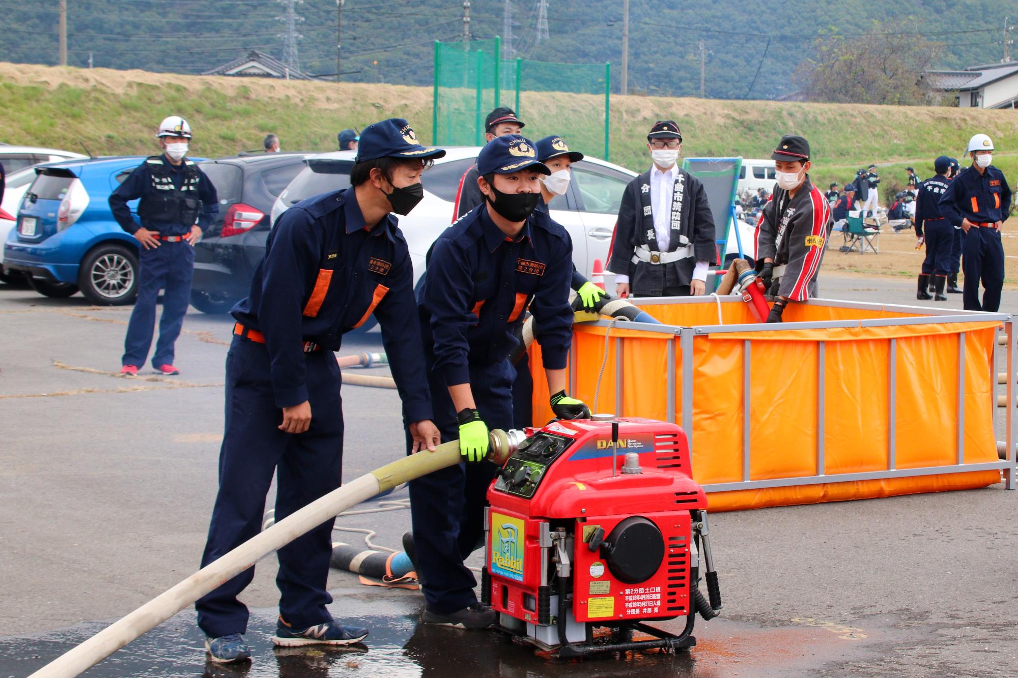 操作を確認しながら訓練を行う市消防団員