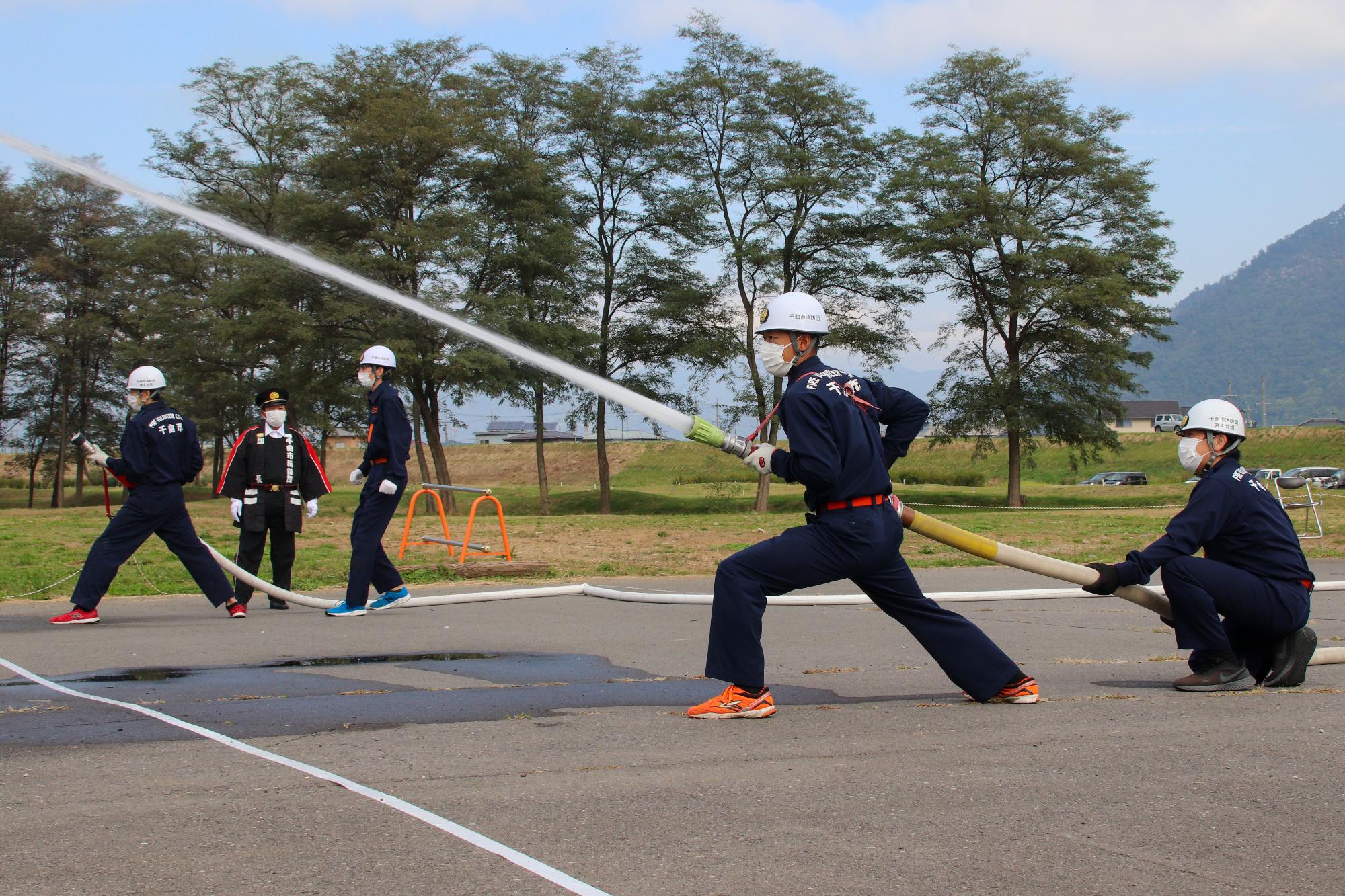 放水を行う市消防団員