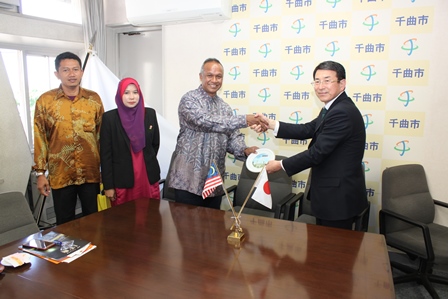 マレーシアハレム校長と副市長が笑顔で握手を交わしている写真