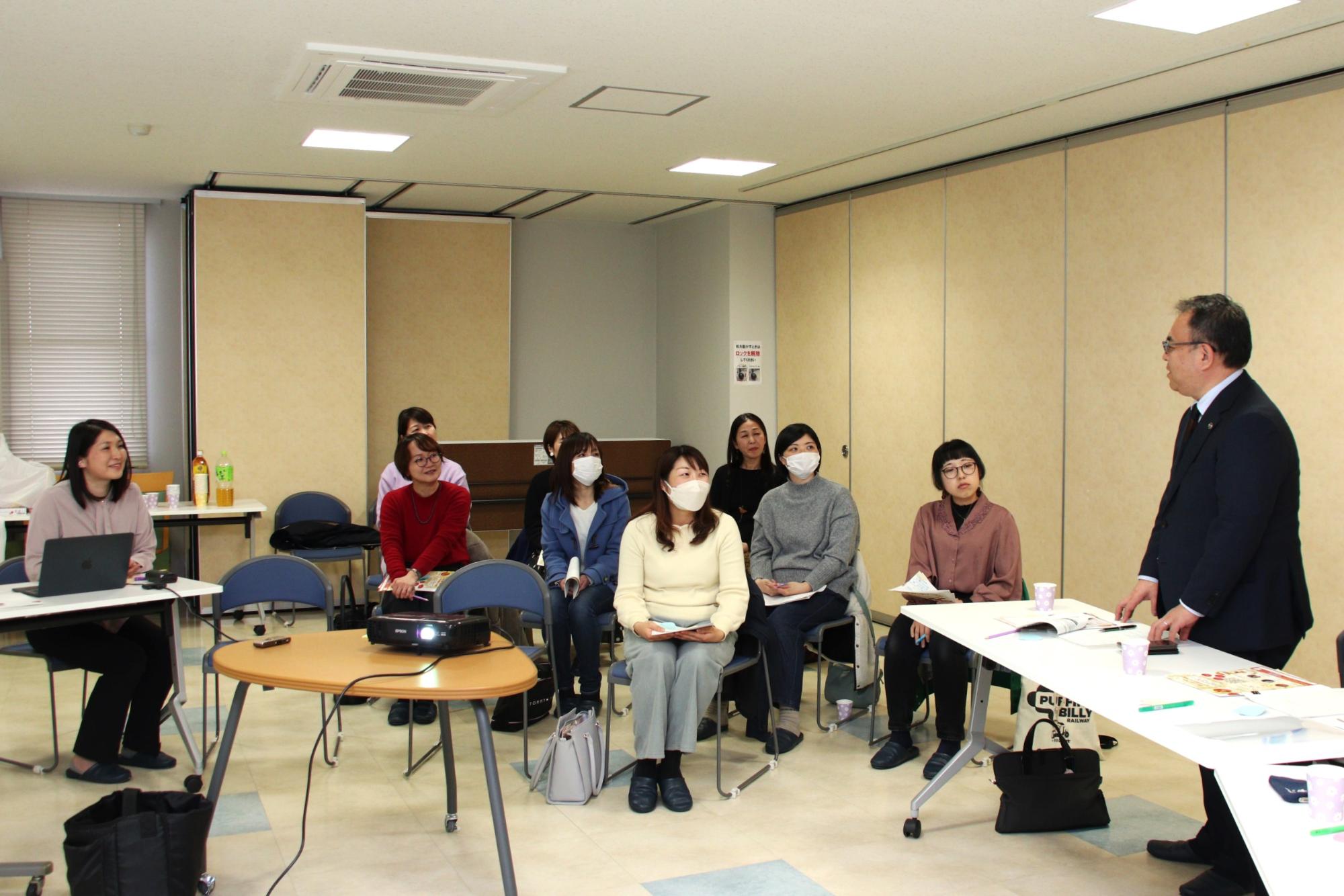 参加者一人一人の意見に回答する小川修一市長