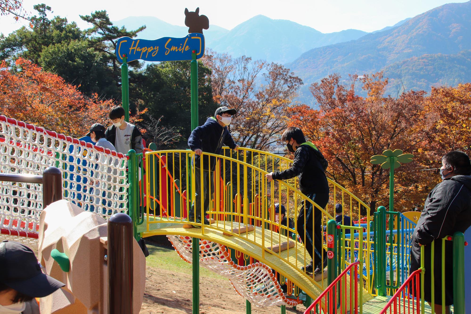 新しい大型遊具で遊ぶ子供たち1