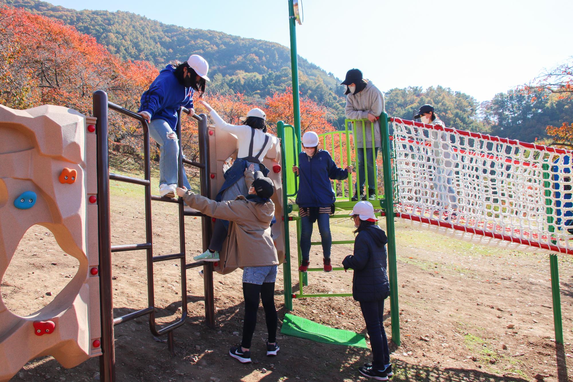 新しい大型遊具で遊ぶ子供たち3