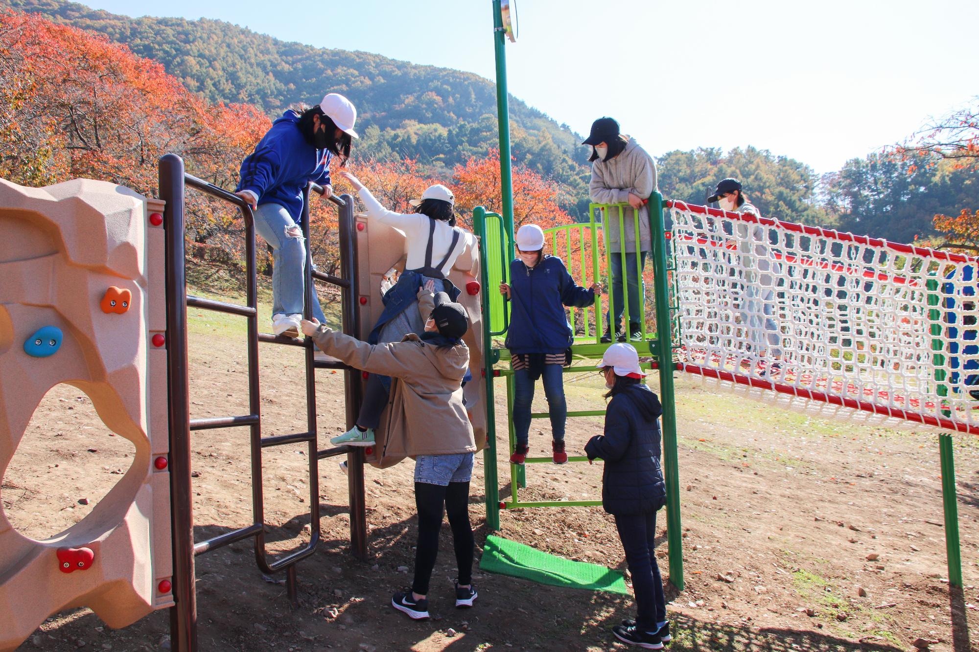 新しい大型遊具で遊ぶ子供たち3