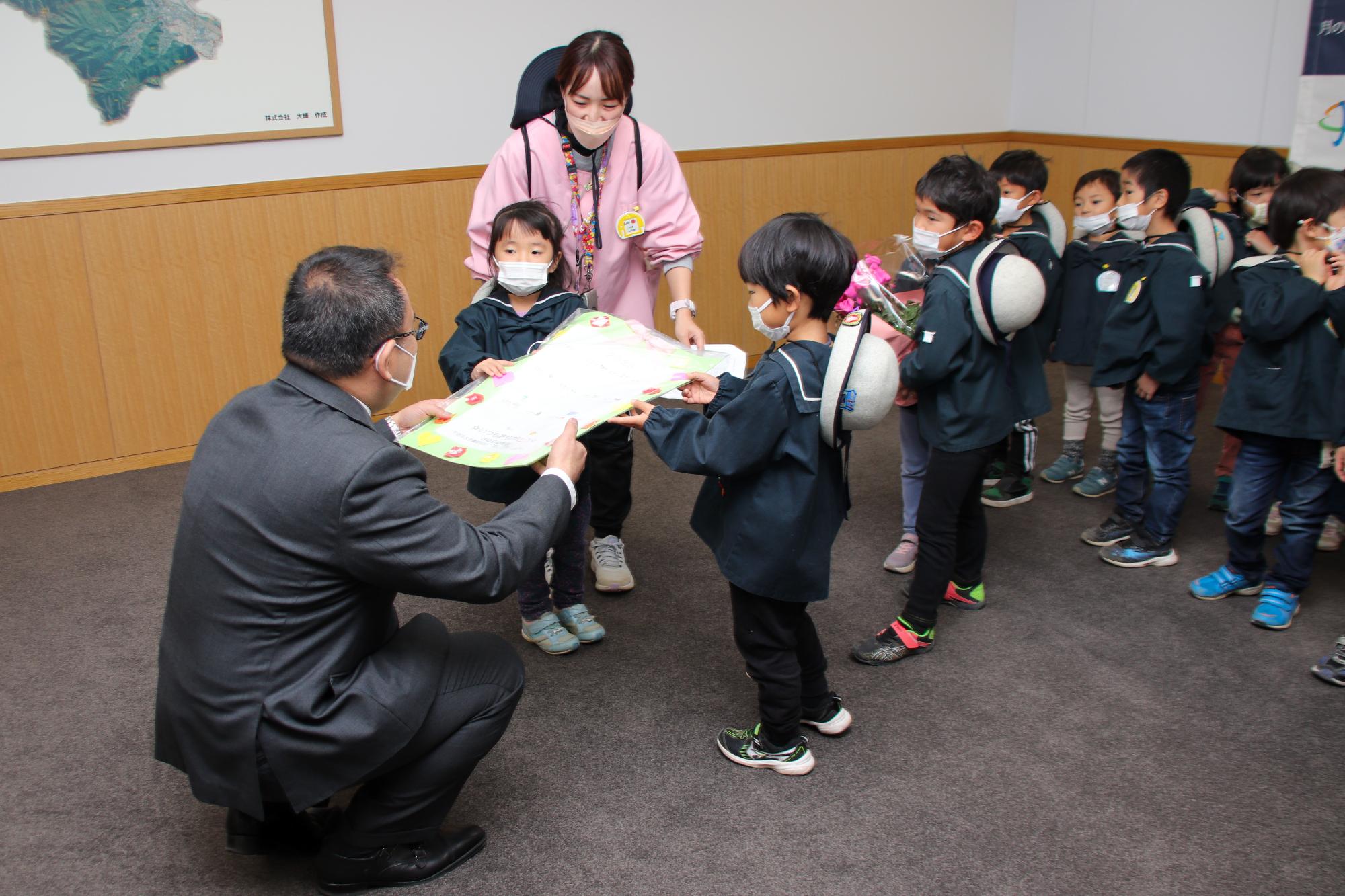 さゆり幼稚園の園児からカレンダーを受け取る小川市長