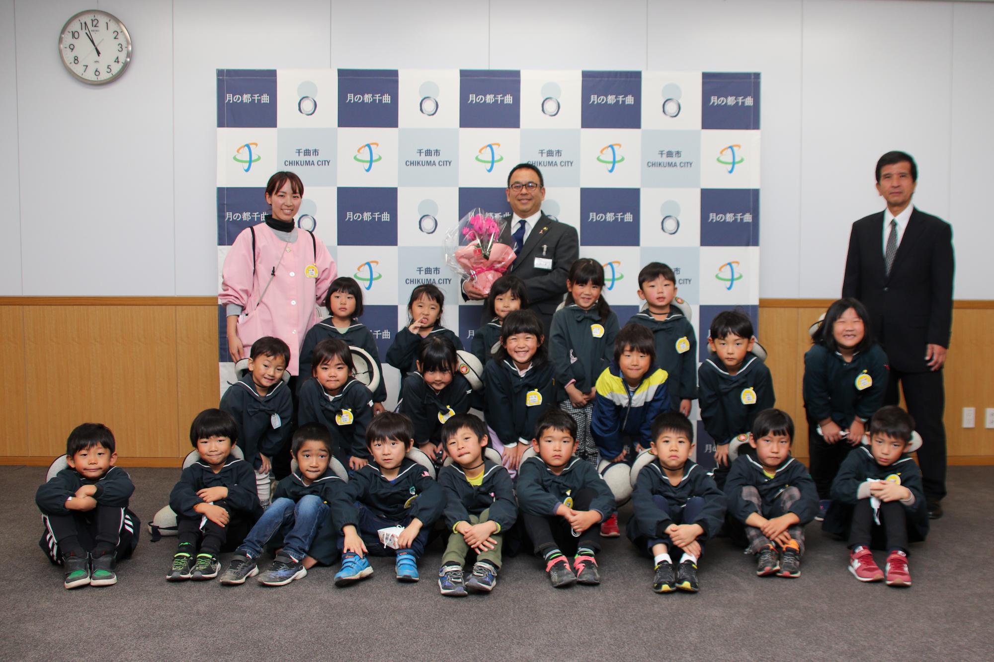 小川市長と記念撮影するさゆち幼稚園の園児たち