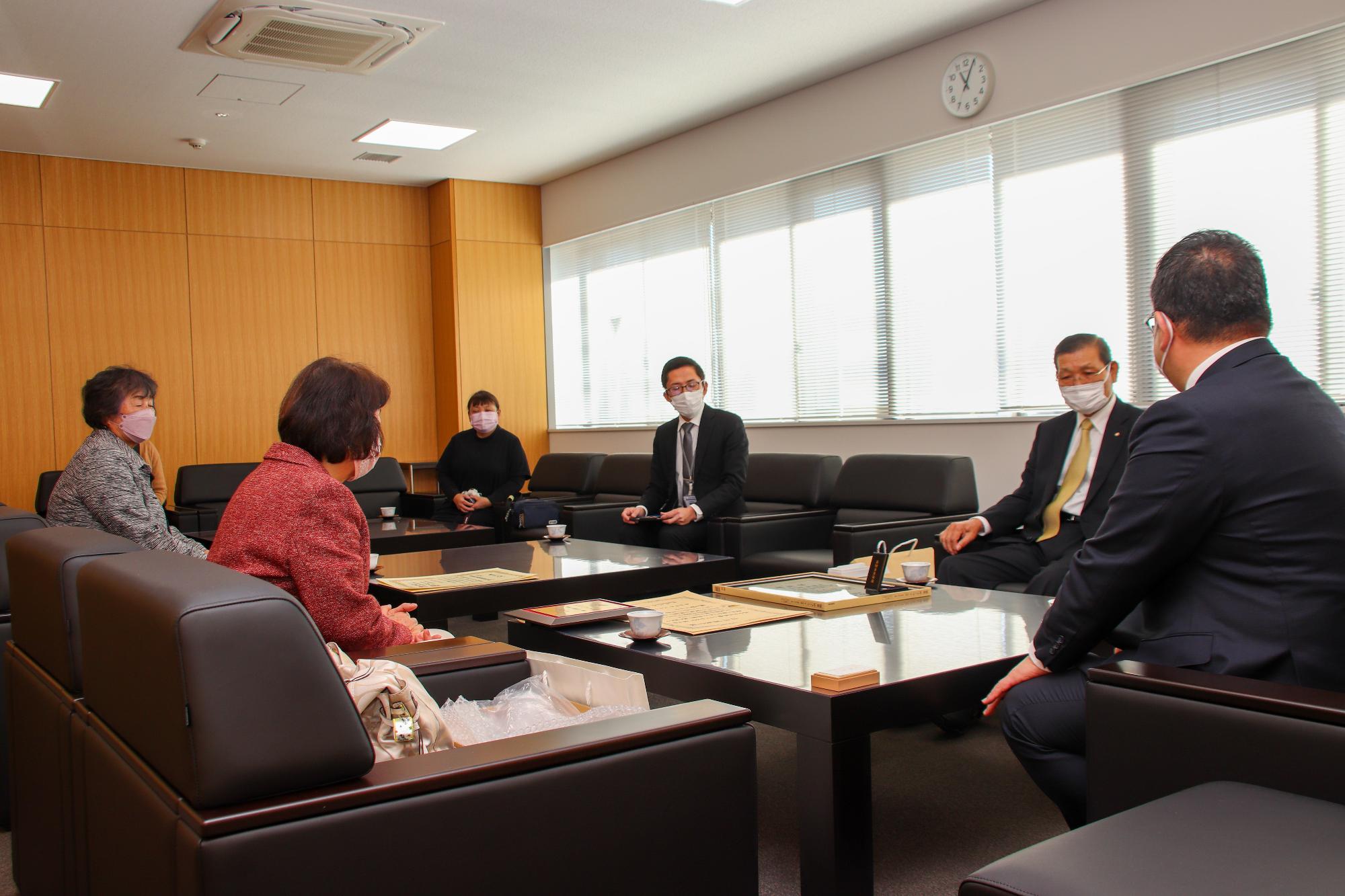 市長と歓談する受賞者の皆さん