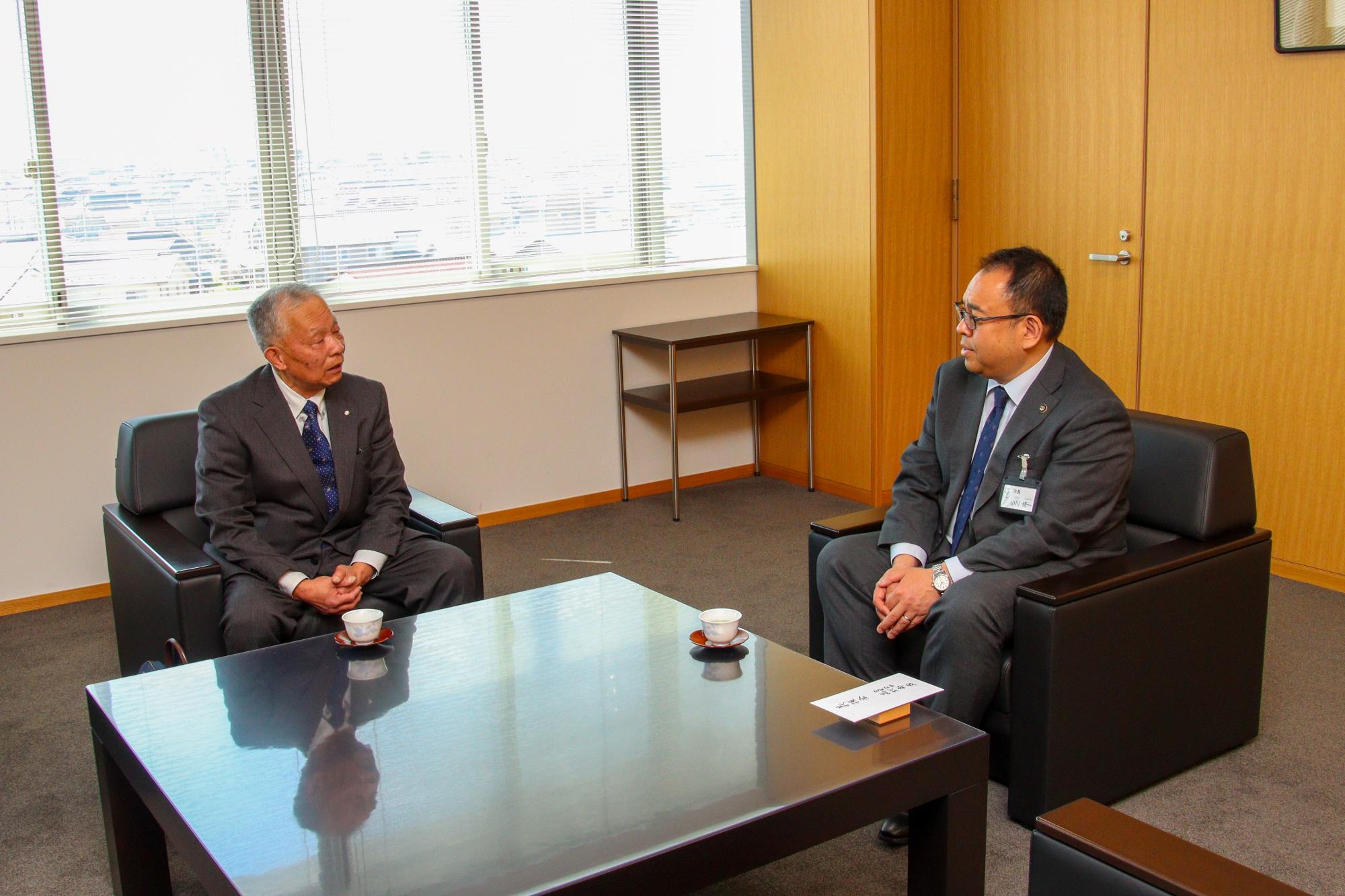小川市長と高村代表取締役が懇談をしている写真。右が小川市長、左が高村代表取締役。
