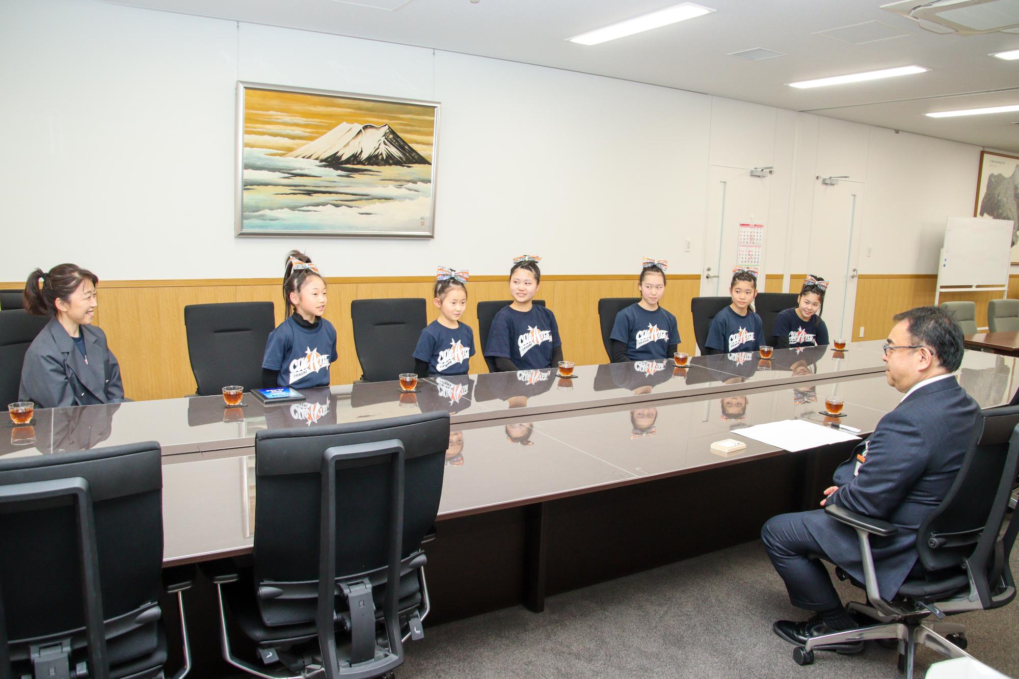 小川市長に大会の意気込みを語る千曲キューティアンズの選手たち