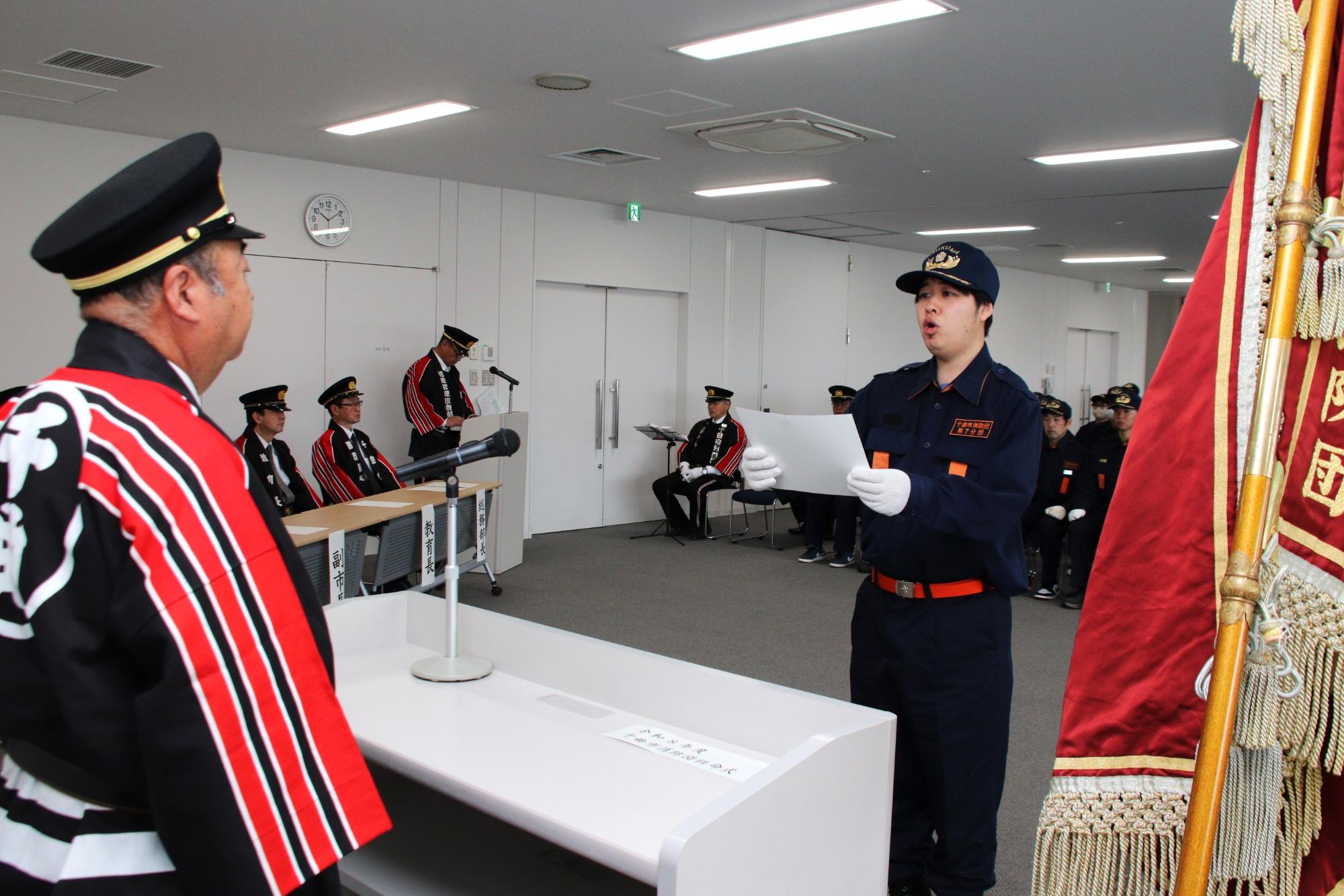 宣誓を行なう新入団員代表