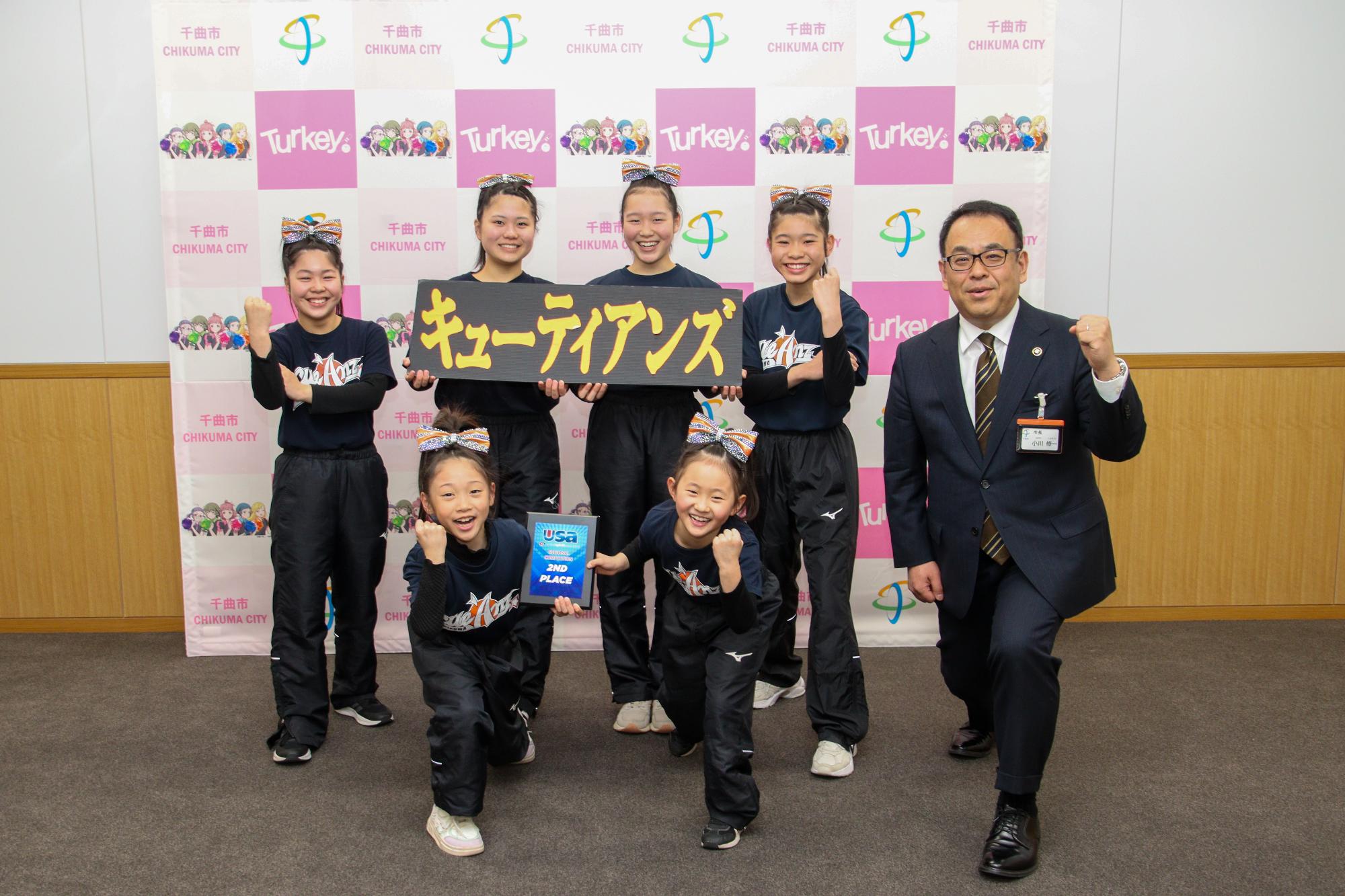 千曲キューティアンズの選手6名と小川市長（右）