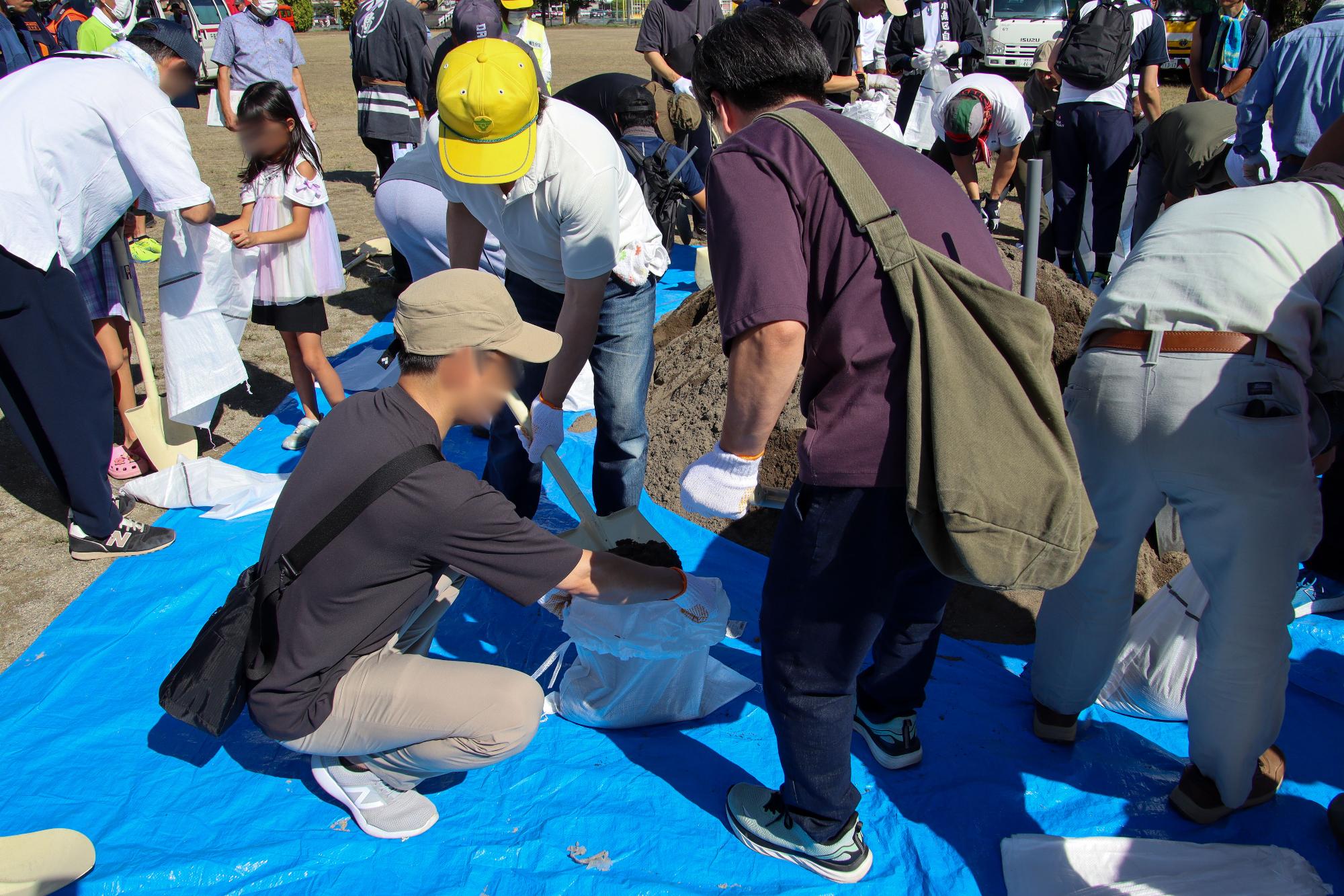 水防訓練で土嚢を作成する市民の様子