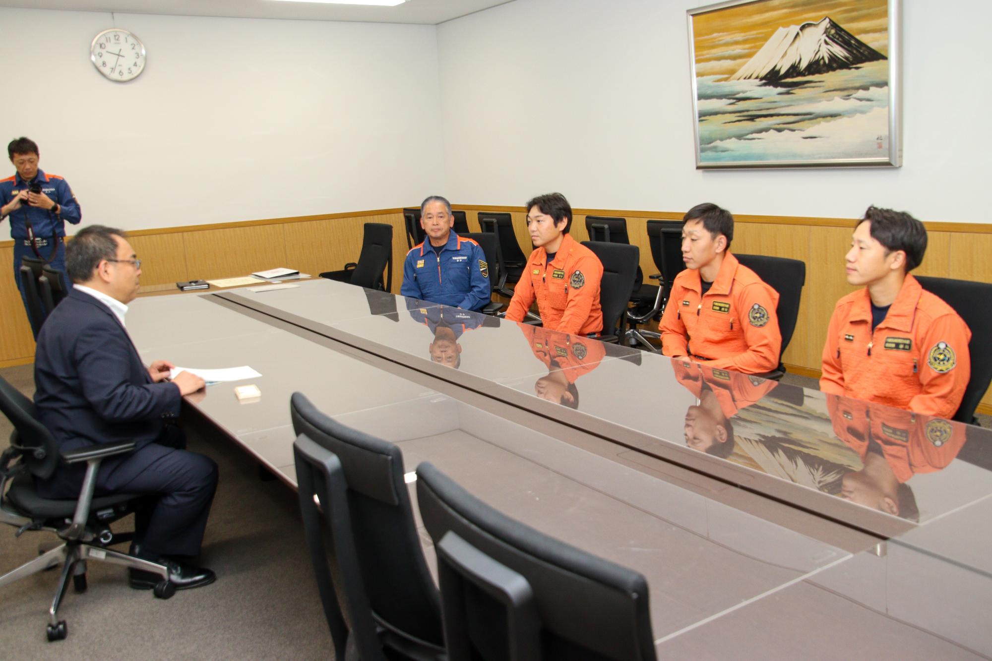 千曲坂城消防本部の救助隊員3名の全国大会入賞に労いの言葉をかける小川市長